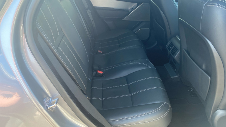 Land Rover Range Rover Velar 3.0 D300 MHEV R-Dynamic SE 5dr Auto Diesel Estate